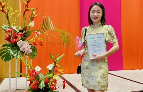 Momo receiving award